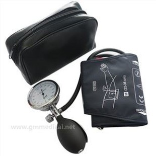 大人の手動の血圧の袖口、圧力ゲージおよび膨張球根の濃い青の単一の管の袖口。